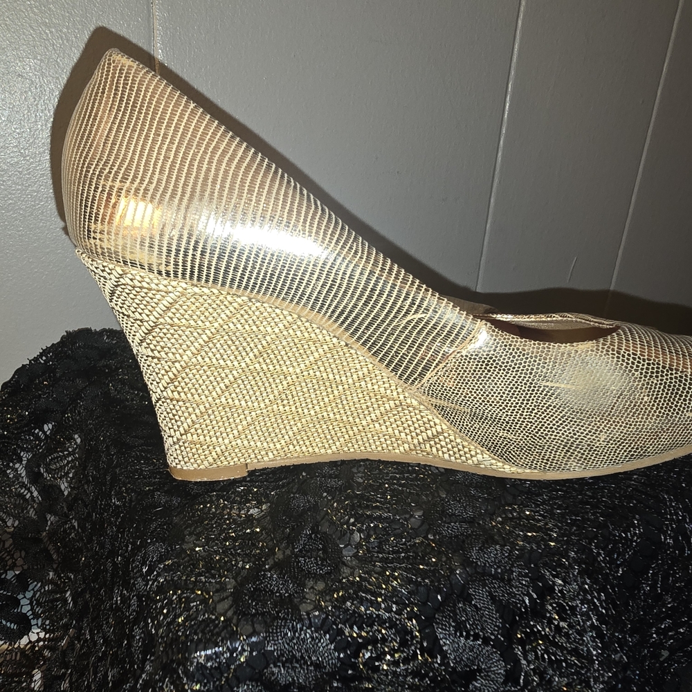 Lilly Pulitzer Gold Textured Open-Toe Closed-Back Raffia Wedges - Picture 5 of 11